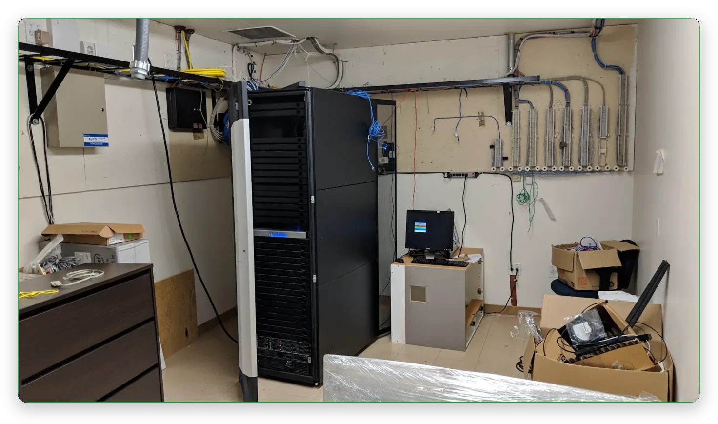 Serverrack i ett serverrum – CloudWatch-larm för EC2, Business IT Support